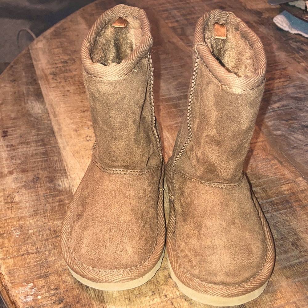 Size 5 The Children’s Place faux Ugg’s pull on boot. Fleece lining.